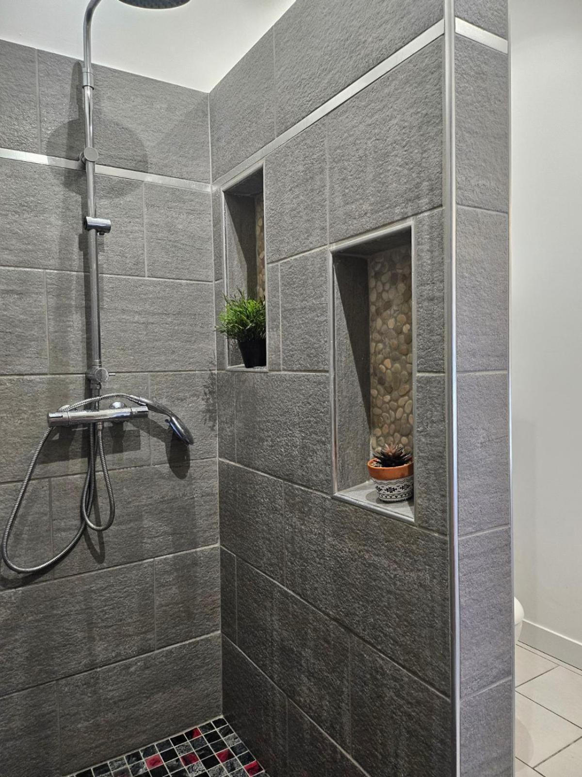 Agreable Logement Avec Terrasse Saint-Victoret Luaran gambar